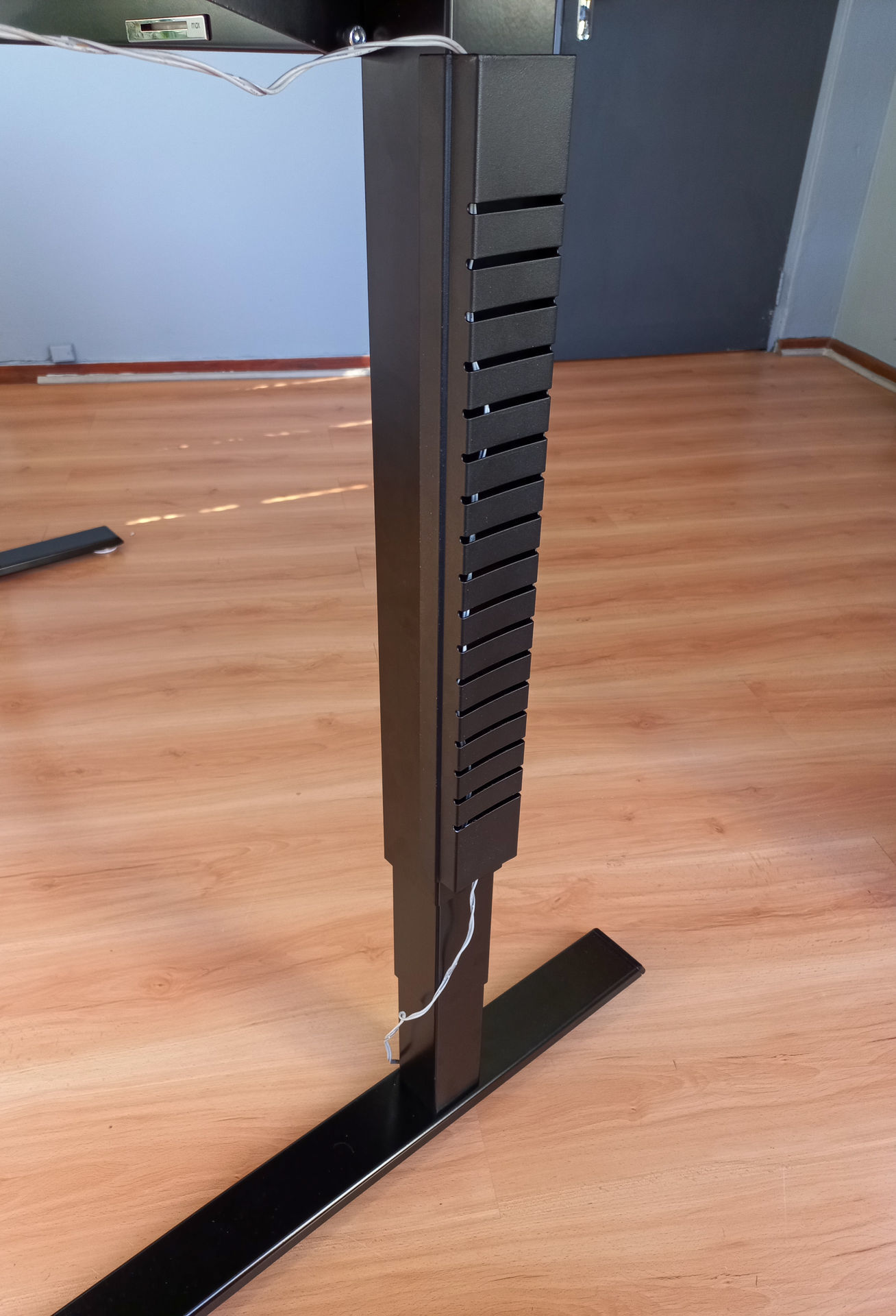 Vertical Cable Riser for Float Standing Desk Ergolab.