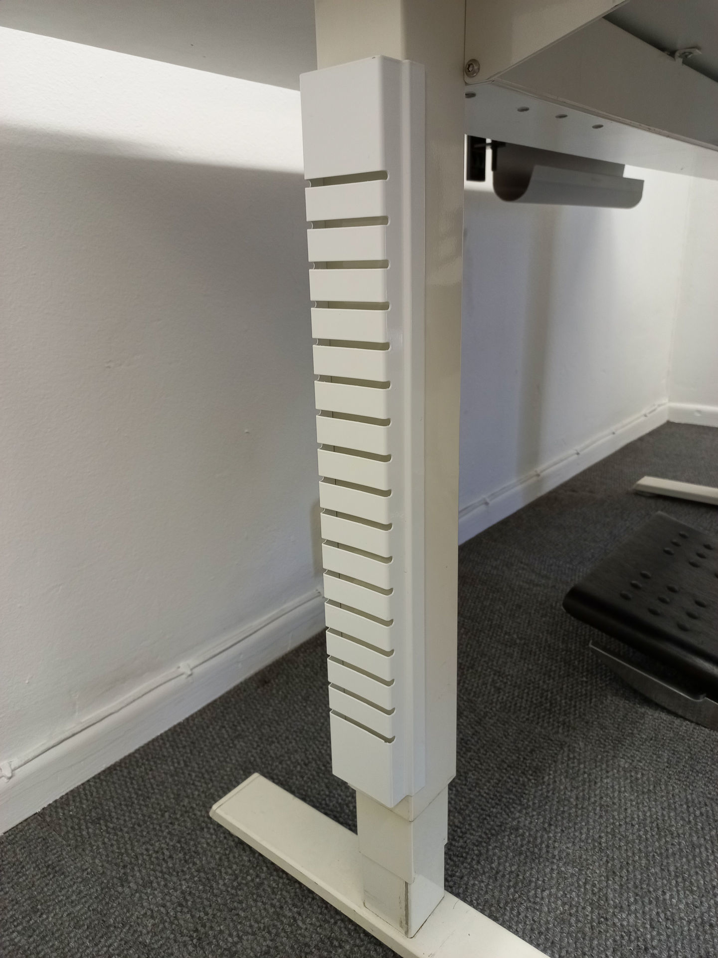 Vertical Cable Riser for Float Standing Desk Ergolab.